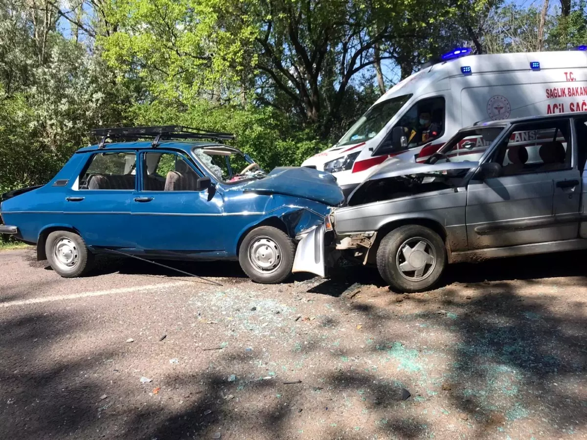 Sivas'ta otomobiller kafa kafaya çarpıştı: 6 yaralı