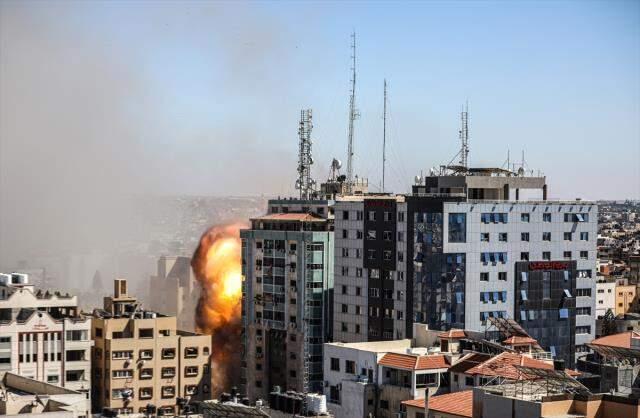 Son dakika! İsrail'in Gazze'deki medya binasını vurma anı kameralara saniye saniye yansıdı Son dakika! İsrail'in Gazze'deki medya binasını vurma anı kameralara saniye saniye yansıdı