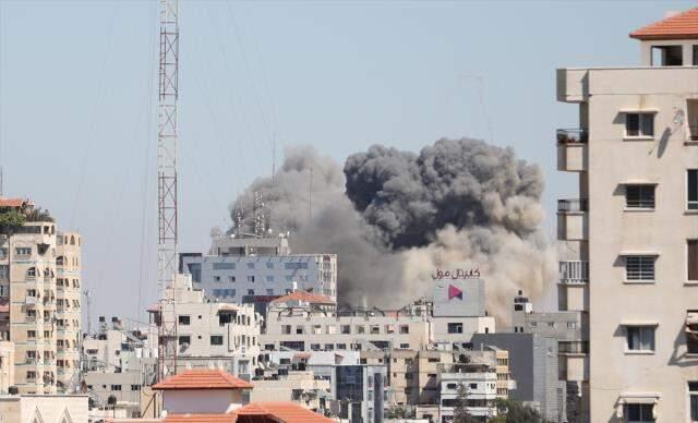 Son dakika! İsrail'in Gazze'deki medya binasını vurma anı kameralara saniye saniye yansıdı Son dakika! İsrail'in Gazze'deki medya binasını vurma anı kameralara saniye saniye yansıdı