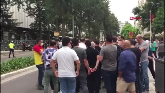 SPOR Göztepe'de taraftar stada girmeyi bekliyor SPOR Göztepe'de taraftar stada girmeyi bekliyor