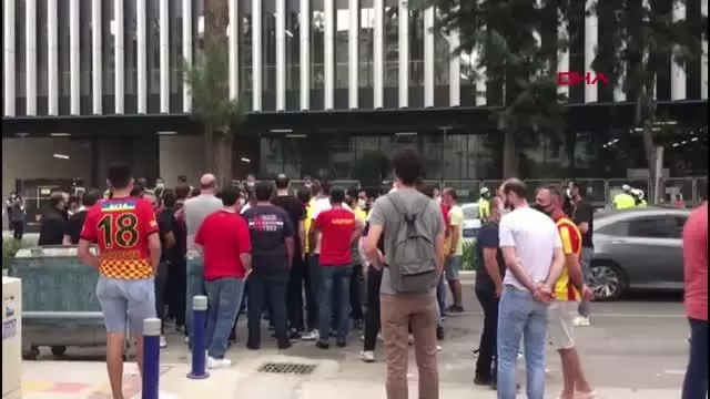 SPOR Göztepe'de taraftar stada girmeyi bekliyor SPOR Göztepe'de taraftar stada girmeyi bekliyor