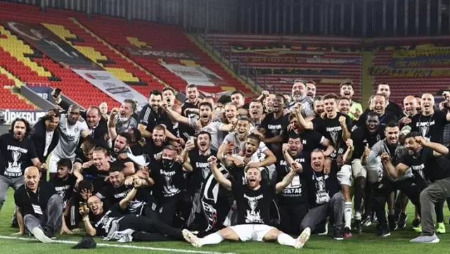 Süper Lig'de tarihi sezonun şampiyonu Beşiktaş Süper Lig'de tarihi sezonun şampiyonu Beşiktaş