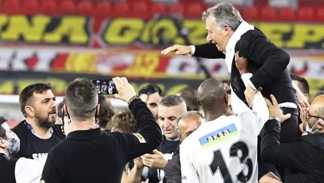 Süper Lig'i şampiyon tamamlayan Beşiktaş, çok ciddi bir gelirin de sahibi oldu Süper Lig'i şampiyon tamamlayan Beşiktaş, çok ciddi bir gelirin de sahibi oldu
