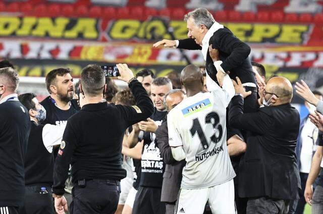 Süper Lig'te şampiyon olan Beşiktaş'ta büyük sevinç Süper Lig'te şampiyon olan Beşiktaş'ta büyük sevinç