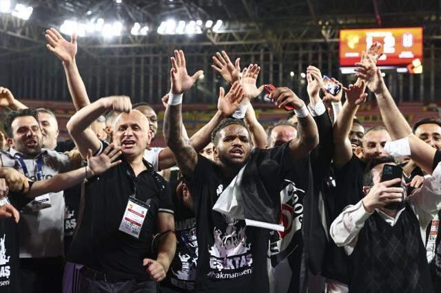 Süper Lig'te şampiyon olan Beşiktaş'ta büyük sevinç Süper Lig'te şampiyon olan Beşiktaş'ta büyük sevinç