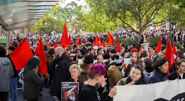Sydney ve Melbourne'da binlerce kişi Filistinliler için toplandı Sydney ve Melbourne'da binlerce kişi Filistinliler için toplandı