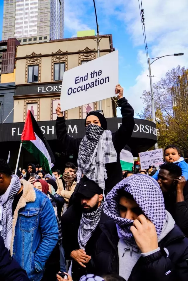 Sydney ve Melbourne'da binlerce kişi Filistinliler için toplandı Sydney ve Melbourne'da binlerce kişi Filistinliler için toplandı