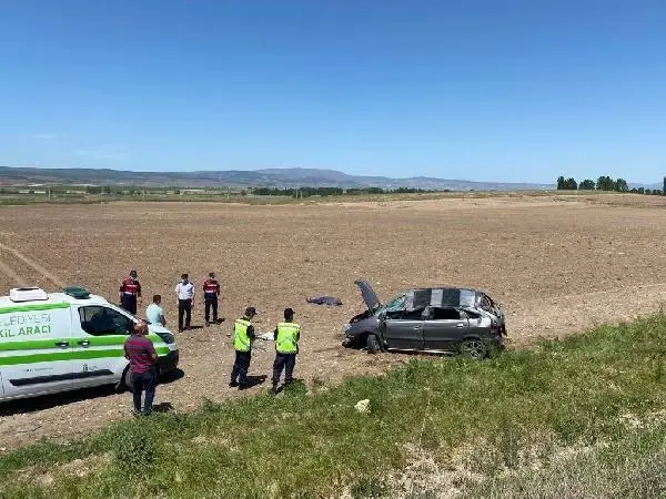 Takla atan otomobilin sürücüsü hayatını kaybetti Takla atan otomobilin sürücüsü hayatını kaybetti