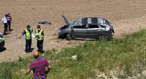 Takla atan otomobilin sürücüsü hayatını kaybetti Takla atan otomobilin sürücüsü hayatını kaybetti