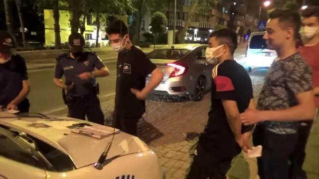 Polisler taksinin içine ışık tutunca fark etti, kısıtlamayı delen gençlerin rahatlığı pes dedirtti Polisler taksinin içine ışık tutunca fark etti, kısıtlamayı delen gençlerin rahatlığı pes dedirtti
