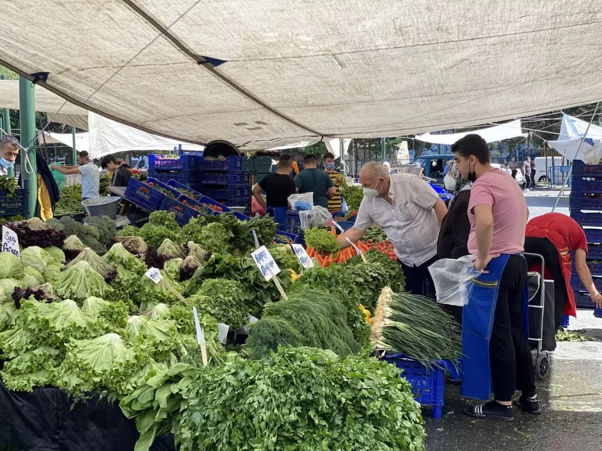 Tam kapanma muaf tutulan pazarcı esnafı tezgahlarda yerini aldı