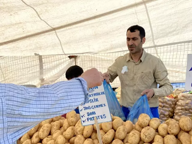- Tam kapanma muaf tutulan pazarcı esnafı tezgahlarda yerini aldı - Tam kapanma muaf tutulan pazarcı esnafı tezgahlarda yerini aldı