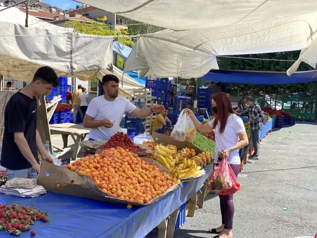 - Tam kapanma muaf tutulan pazarcı esnafı tezgahlarda yerini aldı - Tam kapanma muaf tutulan pazarcı esnafı tezgahlarda yerini aldı