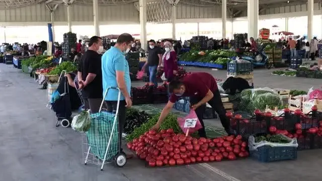 - Tam kapanmanın ikinci pazarı açıldı, sosyal mesafeli alışveriş başladı - Tam kapanmanın ikinci pazarı açıldı, sosyal mesafeli alışveriş başladı