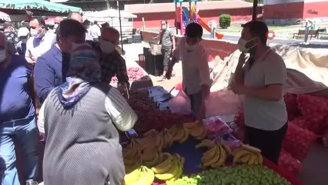 - Vali Aydoğdu semt pazarı esnafına ve vatandaşlara şeker ikram edip bayramlarını kutladı - Vali Aydoğdu semt pazarı esnafına ve vatandaşlara şeker ikram edip bayramlarını kutladı