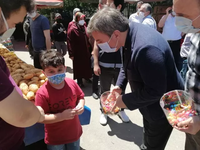 - Vali Aydoğdu semt pazarı esnafına ve vatandaşlara şeker ikram edip bayramlarını kutladı - Vali Aydoğdu semt pazarı esnafına ve vatandaşlara şeker ikram edip bayramlarını kutladı