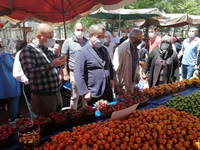 - Vali Aydoğdu semt pazarı esnafına ve vatandaşlara şeker ikram edip bayramlarını kutladı - Vali Aydoğdu semt pazarı esnafına ve vatandaşlara şeker ikram edip bayramlarını kutladı