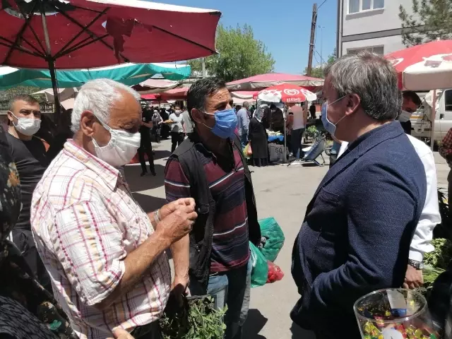 - Vali Aydoğdu semt pazarı esnafına ve vatandaşlara şeker ikram edip bayramlarını kutladı - Vali Aydoğdu semt pazarı esnafına ve vatandaşlara şeker ikram edip bayramlarını kutladı