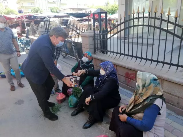 - Vali Aydoğdu semt pazarı esnafına ve vatandaşlara şeker ikram edip bayramlarını kutladı - Vali Aydoğdu semt pazarı esnafına ve vatandaşlara şeker ikram edip bayramlarını kutladı