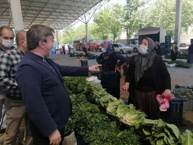 - Vali Aydoğdu semt pazarı esnafına ve vatandaşlara şeker ikram edip bayramlarını kutladı - Vali Aydoğdu semt pazarı esnafına ve vatandaşlara şeker ikram edip bayramlarını kutladı