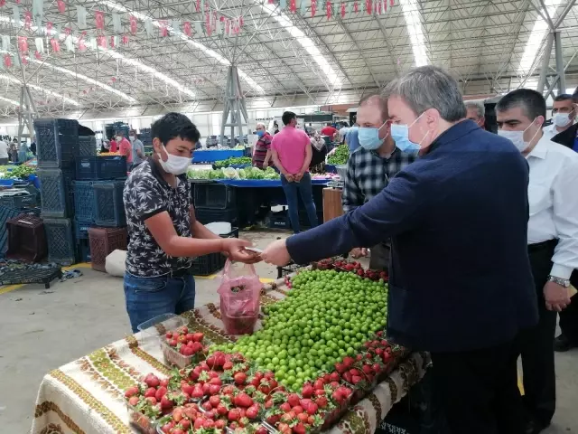 - Vali Aydoğdu semt pazarı esnafına ve vatandaşlara şeker ikram edip bayramlarını kutladı - Vali Aydoğdu semt pazarı esnafına ve vatandaşlara şeker ikram edip bayramlarını kutladı