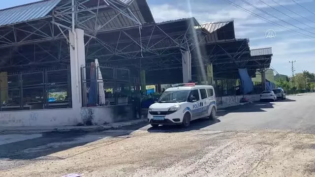 Vatandaşlar tedbirler ve denetimler eşliğinde semt pazarlarına geldi Vatandaşlar tedbirler ve denetimler eşliğinde semt pazarlarına geldi