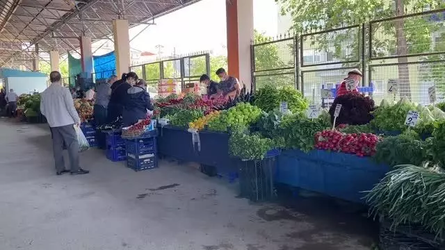 Vatandaşlar tedbirler ve denetimler eşliğinde semt pazarlarına geldi Vatandaşlar tedbirler ve denetimler eşliğinde semt pazarlarına geldi