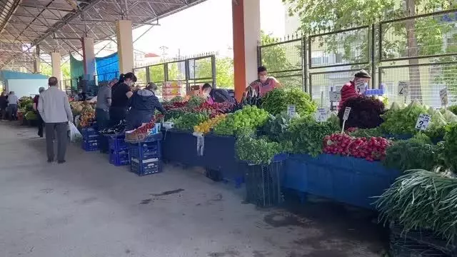 Vatandaşlar tedbirler ve denetimler eşliğinde semt pazarlarına geldi Vatandaşlar tedbirler ve denetimler eşliğinde semt pazarlarına geldi