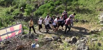 Yaslandığı çit kırılınca 5 metreden dereye düşen çocuk, yaşam mücadelesi veriyor
