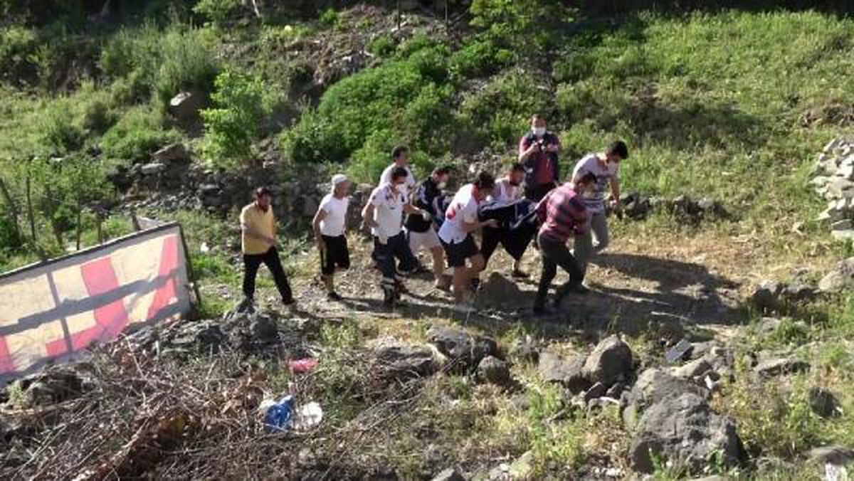 Yaslandığı çit kırılınca 5 metreden dereye düşen çocuk, yaşam mücadelesi veriyor