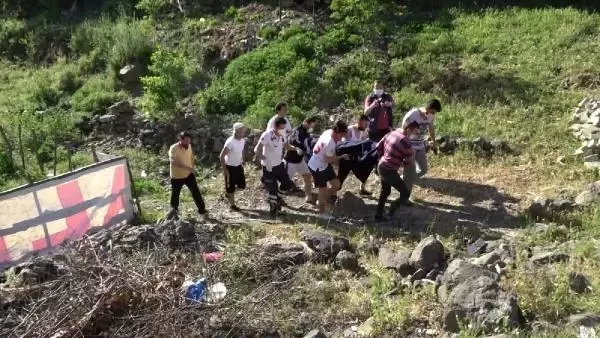 Yaslandığı çit kırılınca 5 metreden dereye düşen çocuk, yaşam mücadelesi veriyor Yaslandığı çit kırılınca 5 metreden dereye düşen çocuk, yaşam mücadelesi veriyor
