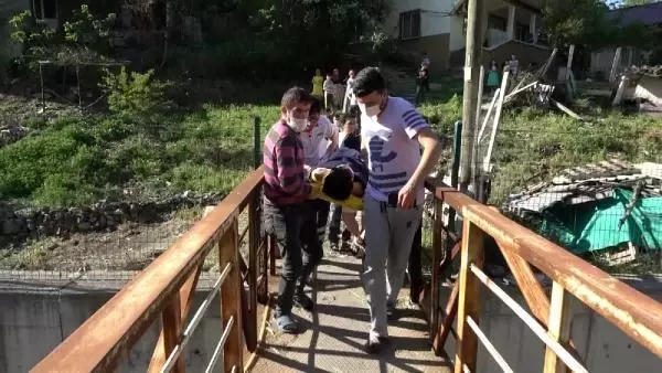 Yaslandığı çit kırılınca, 5 metreden dereye düştü Yaslandığı çit kırılınca, 5 metreden dereye düştü