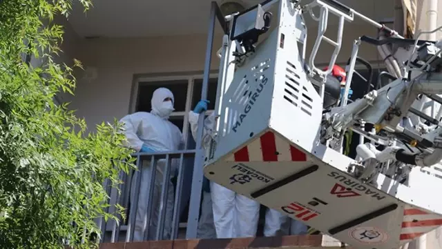 200 kiloluk koronalı hasta, balkon demirleri kesilerek evden çıkarıldı 200 kiloluk koronalı hasta, balkon demirleri kesilerek evden çıkarıldı