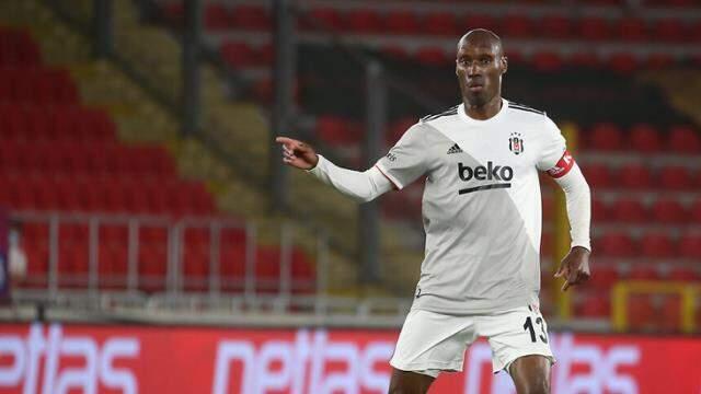 38 yaşındaki Atiba Hutchinson, Beşiktaş'ın tarihine adını altın harflerle yazdırdı 38 yaşındaki Atiba Hutchinson, Beşiktaş'ın tarihine adını altın harflerle yazdırdı