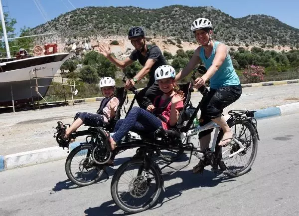 4 kişilik İsviçreli aile, 2 bisikletle Türkiye'yi geziyor 4 kişilik İsviçreli aile, 2 bisikletle Türkiye'yi geziyor