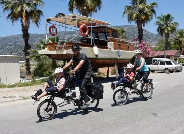 4 kişilik İsviçreli aile, 2 bisikletle Türkiye'yi geziyor 4 kişilik İsviçreli aile, 2 bisikletle Türkiye'yi geziyor