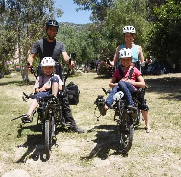 4 kişilik İsviçreli aile, 2 bisikletle Türkiye'yi geziyor 4 kişilik İsviçreli aile, 2 bisikletle Türkiye'yi geziyor