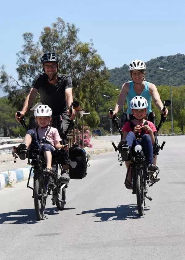 4 kişilik İsviçreli aile, 2 bisikletle Türkiye'yi geziyor 4 kişilik İsviçreli aile, 2 bisikletle Türkiye'yi geziyor