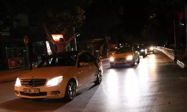 Afyonkarahisar'da Beşiktaş'ın şampiyonluğu kutlandı Afyonkarahisar'da Beşiktaş'ın şampiyonluğu kutlandı