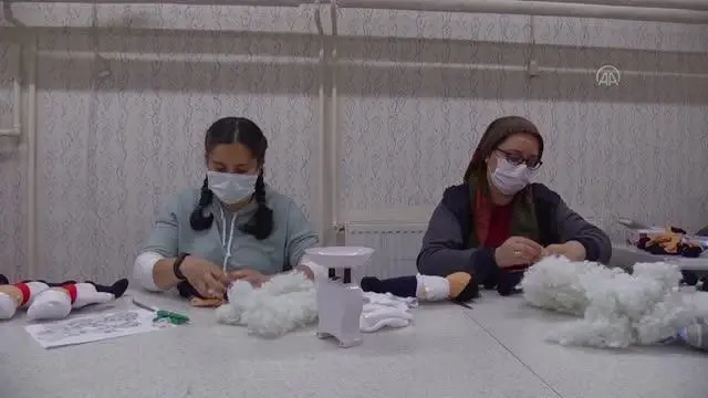 AFYONKARAHİSAR - Kooperatifte 'peluş bebek' üreten kadınlar ev ekonomilerine katkı sunuyor AFYONKARAHİSAR - Kooperatifte 'peluş bebek' üreten kadınlar ev ekonomilerine katkı sunuyor