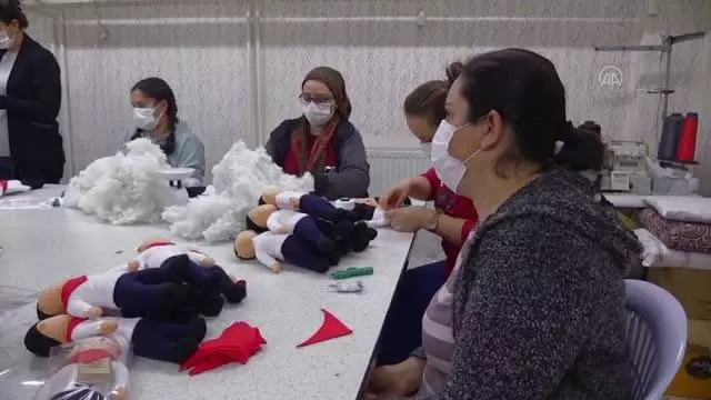 AFYONKARAHİSAR - Kooperatifte 'peluş bebek' üreten kadınlar ev ekonomilerine katkı sunuyor AFYONKARAHİSAR - Kooperatifte 'peluş bebek' üreten kadınlar ev ekonomilerine katkı sunuyor