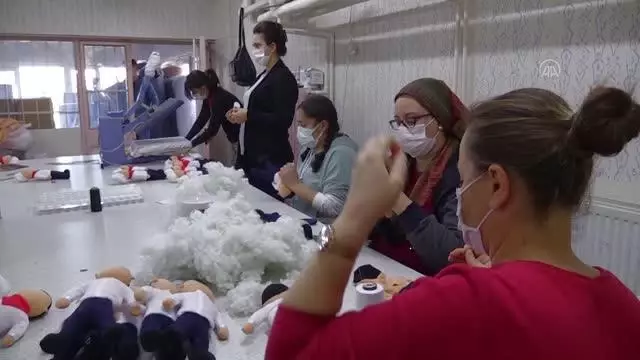 AFYONKARAHİSAR - Kooperatifte 'peluş bebek' üreten kadınlar ev ekonomilerine katkı sunuyor AFYONKARAHİSAR - Kooperatifte 'peluş bebek' üreten kadınlar ev ekonomilerine katkı sunuyor