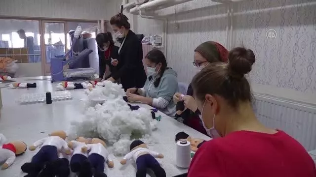 AFYONKARAHİSAR - Kooperatifte 'peluş bebek' üreten kadınlar ev ekonomilerine katkı sunuyor AFYONKARAHİSAR - Kooperatifte 'peluş bebek' üreten kadınlar ev ekonomilerine katkı sunuyor