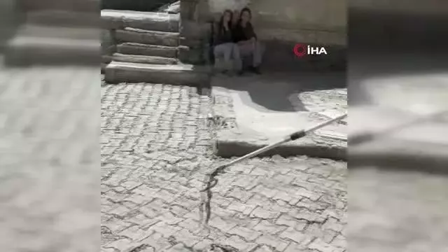 Ağrı'da evin bahçesine giren yılan yakalanıp doğaya bırakıldı Ağrı'da evin bahçesine giren yılan yakalanıp doğaya bırakıldı