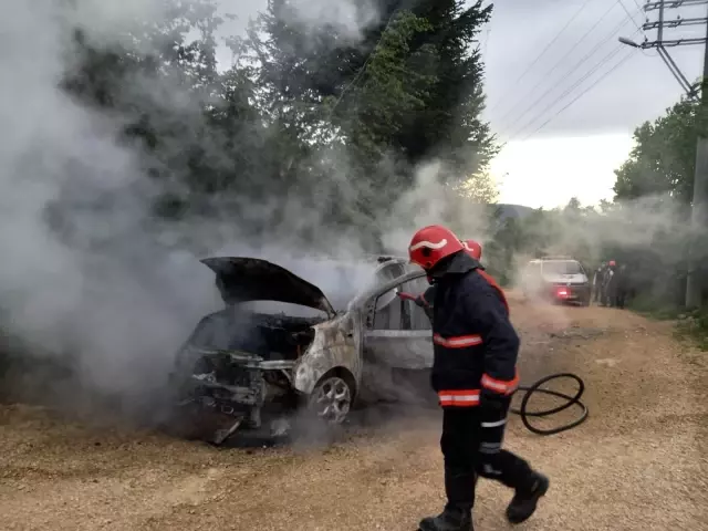 Alevlere teslim olan araç küle döndü Alevlere teslim olan araç küle döndü