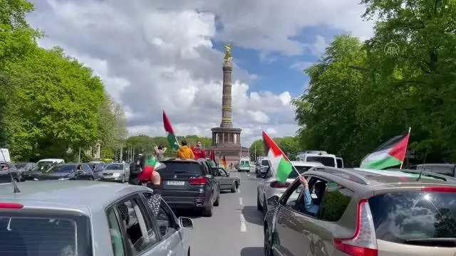 Almanya'da İsrail'in Filistinlilere saldırıları konvoy eşliğinde protesto edildi Almanya'da İsrail'in Filistinlilere saldırıları konvoy eşliğinde protesto edildi
