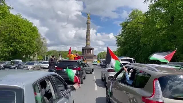 Almanya'da İsrail'in Filistinlilere saldırıları konvoy eşliğinde protesto edildi Almanya'da İsrail'in Filistinlilere saldırıları konvoy eşliğinde protesto edildi