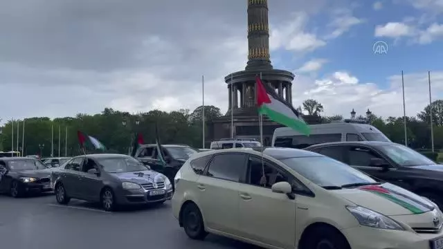 Almanya'da İsrail'in Filistinlilere saldırıları konvoy eşliğinde protesto edildi Almanya'da İsrail'in Filistinlilere saldırıları konvoy eşliğinde protesto edildi
