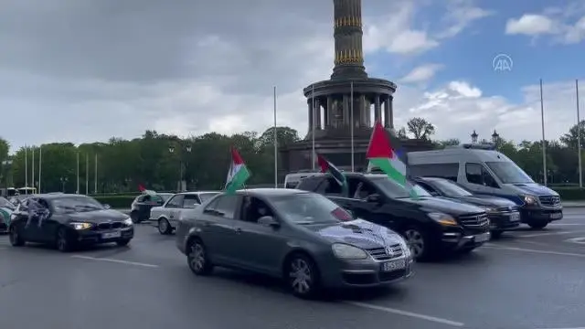Almanya'da İsrail'in Filistinlilere saldırıları konvoy eşliğinde protesto edildi Almanya'da İsrail'in Filistinlilere saldırıları konvoy eşliğinde protesto edildi