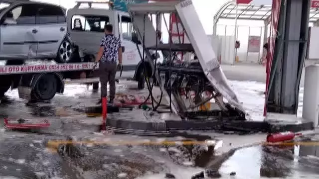 Arnavutköy'de kontrolden çıkan otomobil akaryakıt istasyonunun pompasına çarptı Arnavutköy'de kontrolden çıkan otomobil akaryakıt istasyonunun pompasına çarptı
